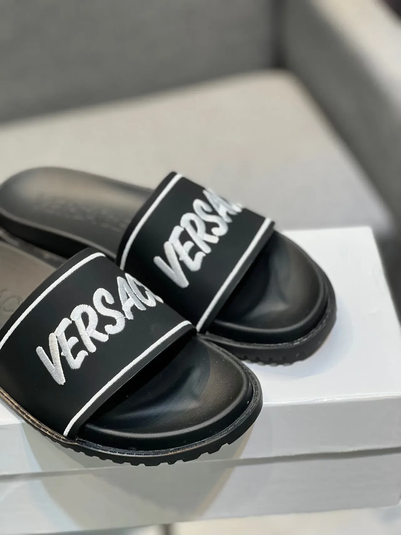 Versace काला-सफेद मोल्डेड रबर सोल वाइड ब्रांडेड स्ट्रैप स्लिपर्स 9