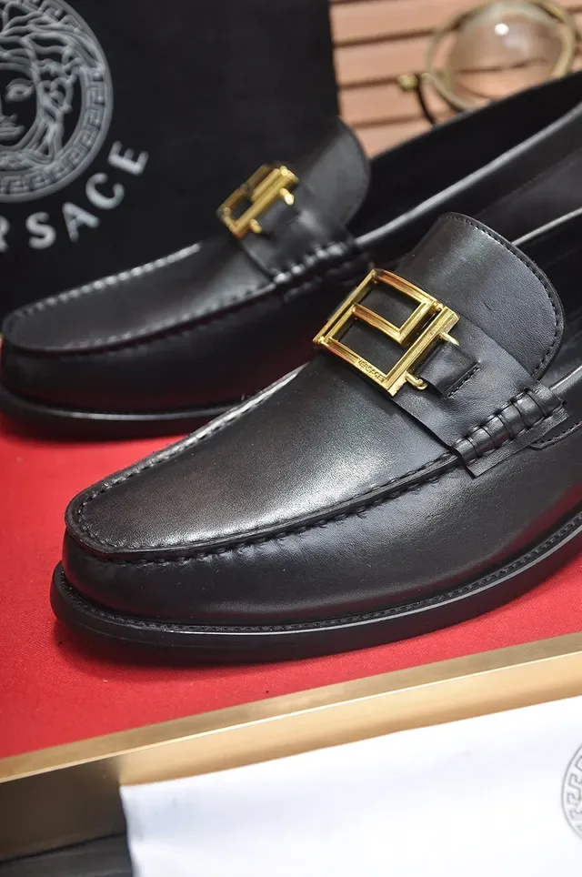 Versace Chain Reaction Mocassins en cuir noir à boucle dorée 2