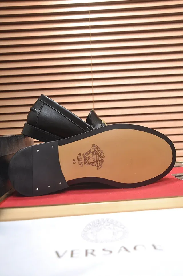 Versace Chain Reaction Mocassins en cuir noir à boucle dorée 3