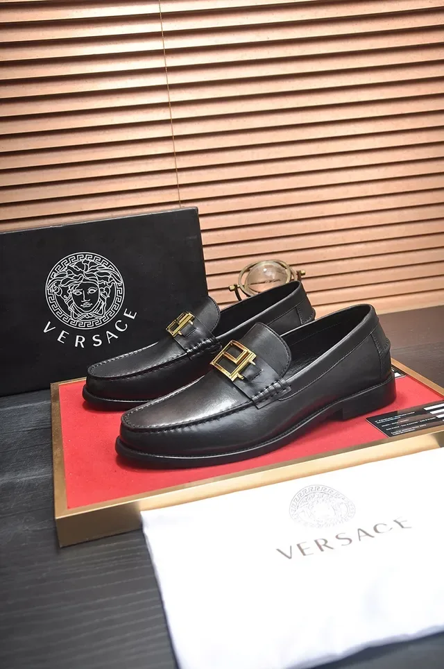 Versace Chain Reaction Mocassins en cuir noir à boucle dorée 4