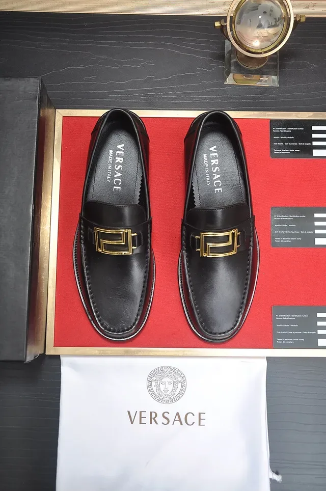 Versace Chain Reaction Mocassins en cuir noir à boucle dorée 5