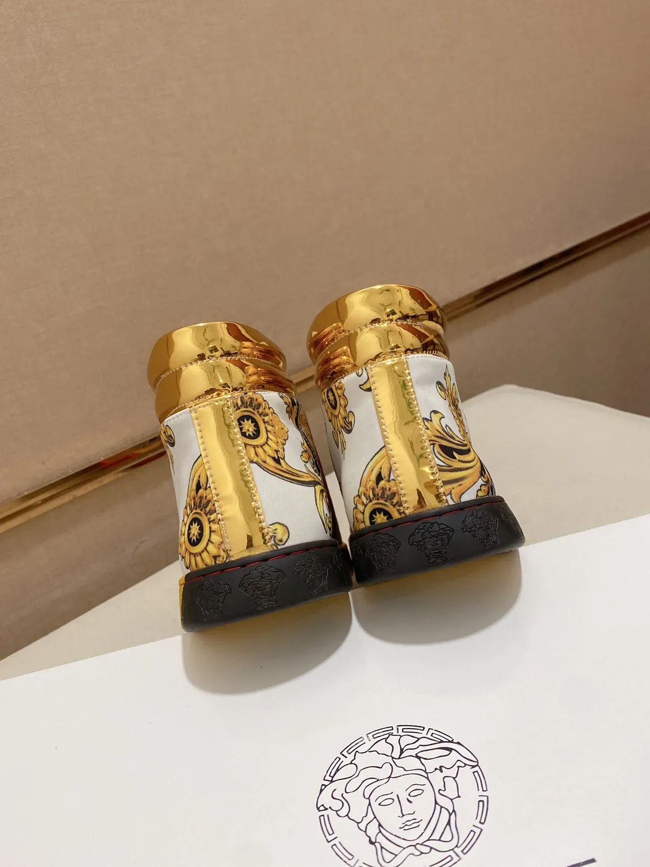 Versace Chain Reaction Dourados Medusa Baroque Print Tênis Lifestyle 3