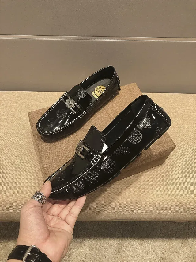 Versace Chain Reaction Medusa Print Mocassins Cuir Verni Noir 4
