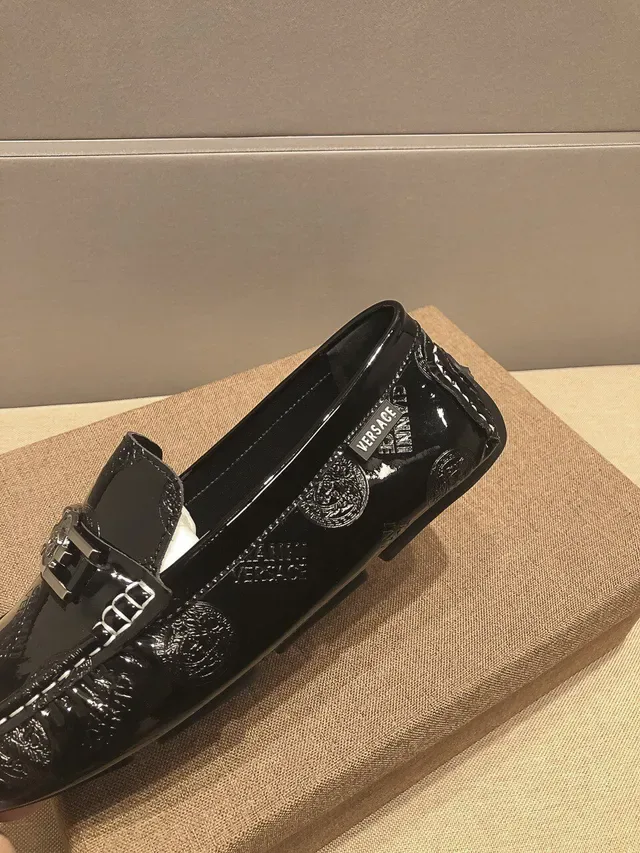 Versace Chain Reaction Medusa Print Mocassins Cuir Verni Noir 5