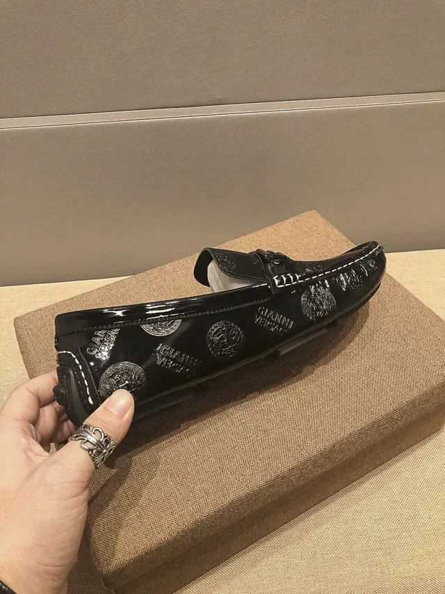 Versace Chain Reaction Medusa Print Mocassins Cuir Verni Noir 7