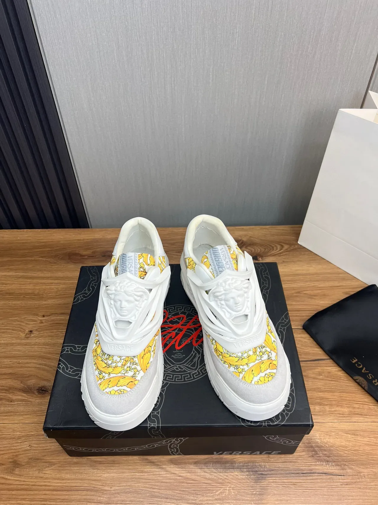 Versace Chain Reaction Tênis Chunky Amarelos com Estampa Baroque 2