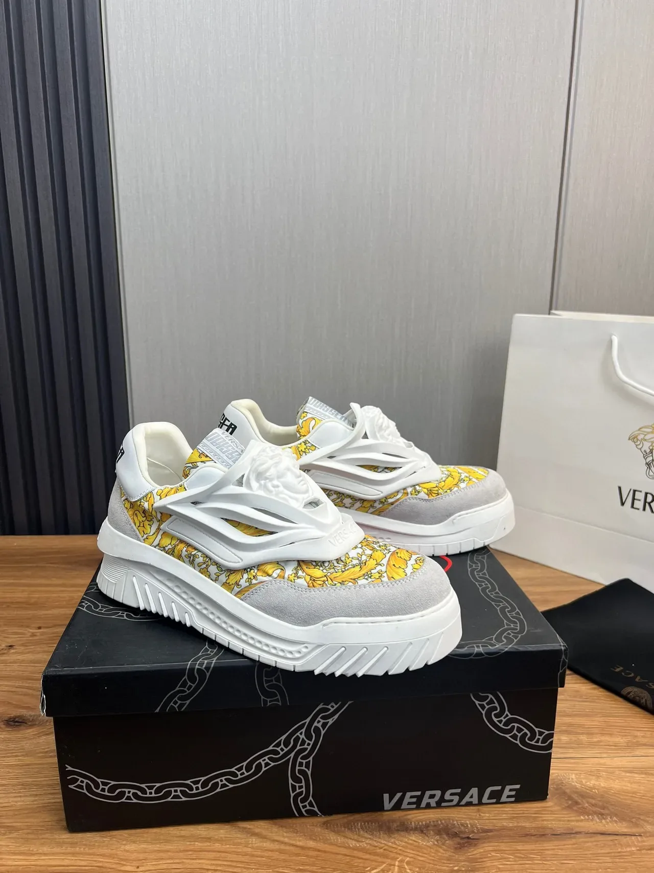 Versace Chain Reaction Tênis Chunky Amarelos com Estampa Baroque 3