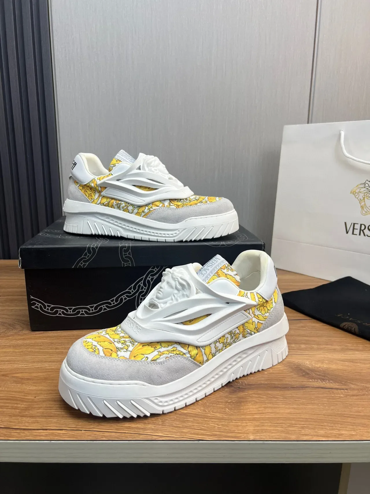 Versace Chain Reaction Tênis Chunky Amarelos com Estampa Baroque 4