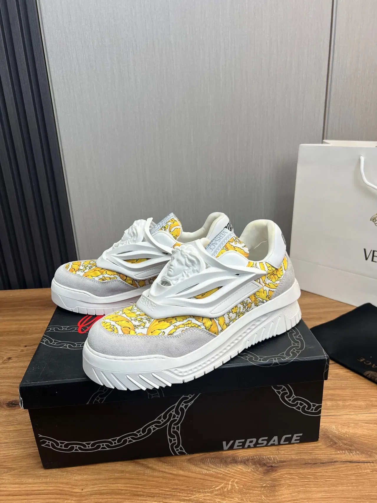 Versace Chain Reaction Tênis Chunky Amarelos com Estampa Baroque 6