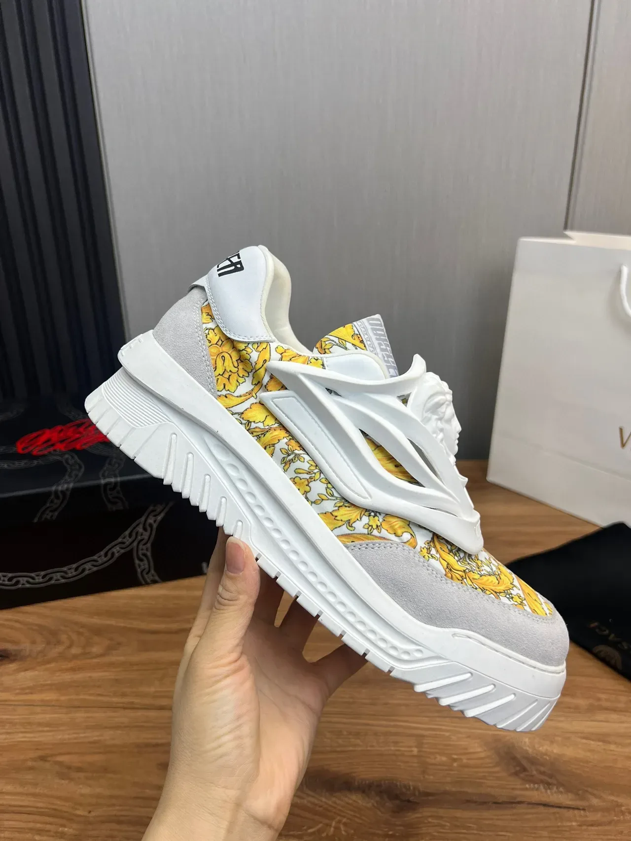 Versace Chain Reaction Tênis Chunky Amarelos com Estampa Baroque 7