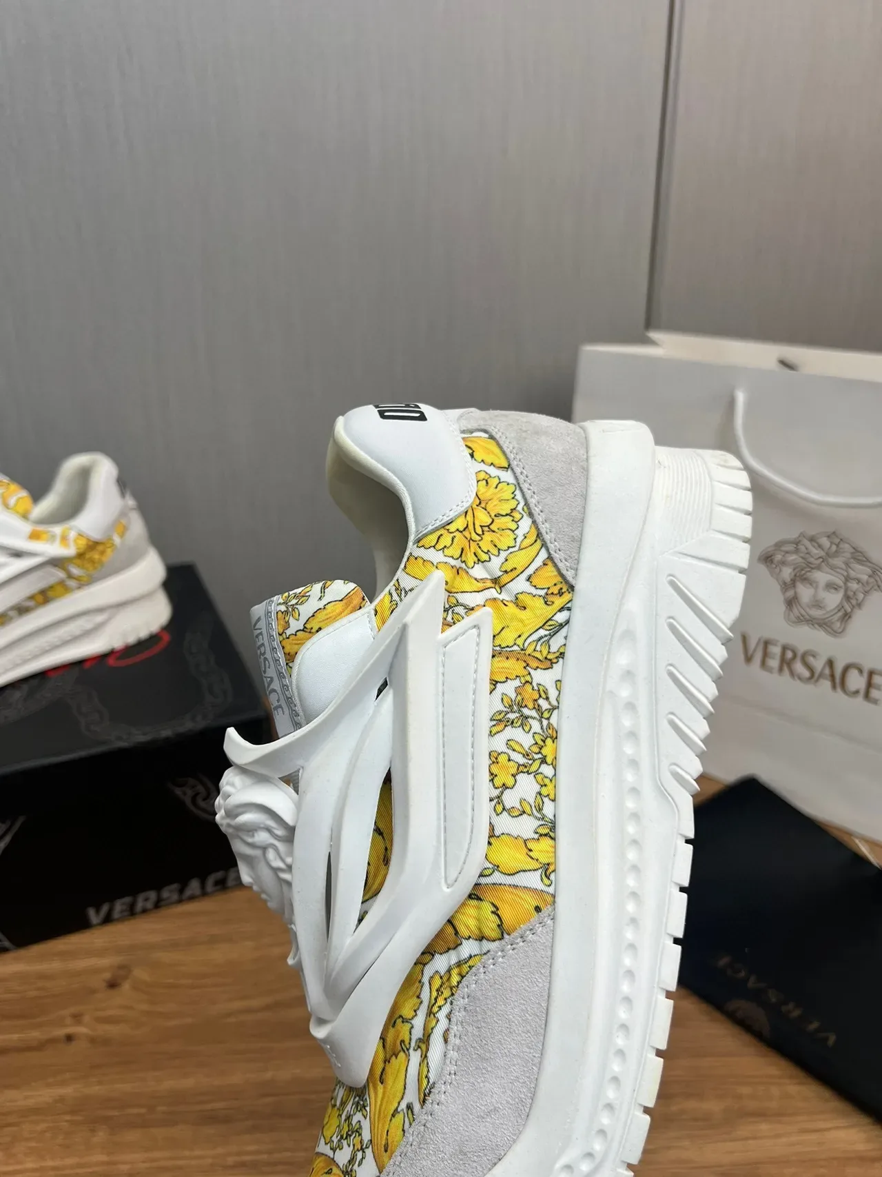 Versace Chain Reaction Tênis Chunky Amarelos com Estampa Baroque 8