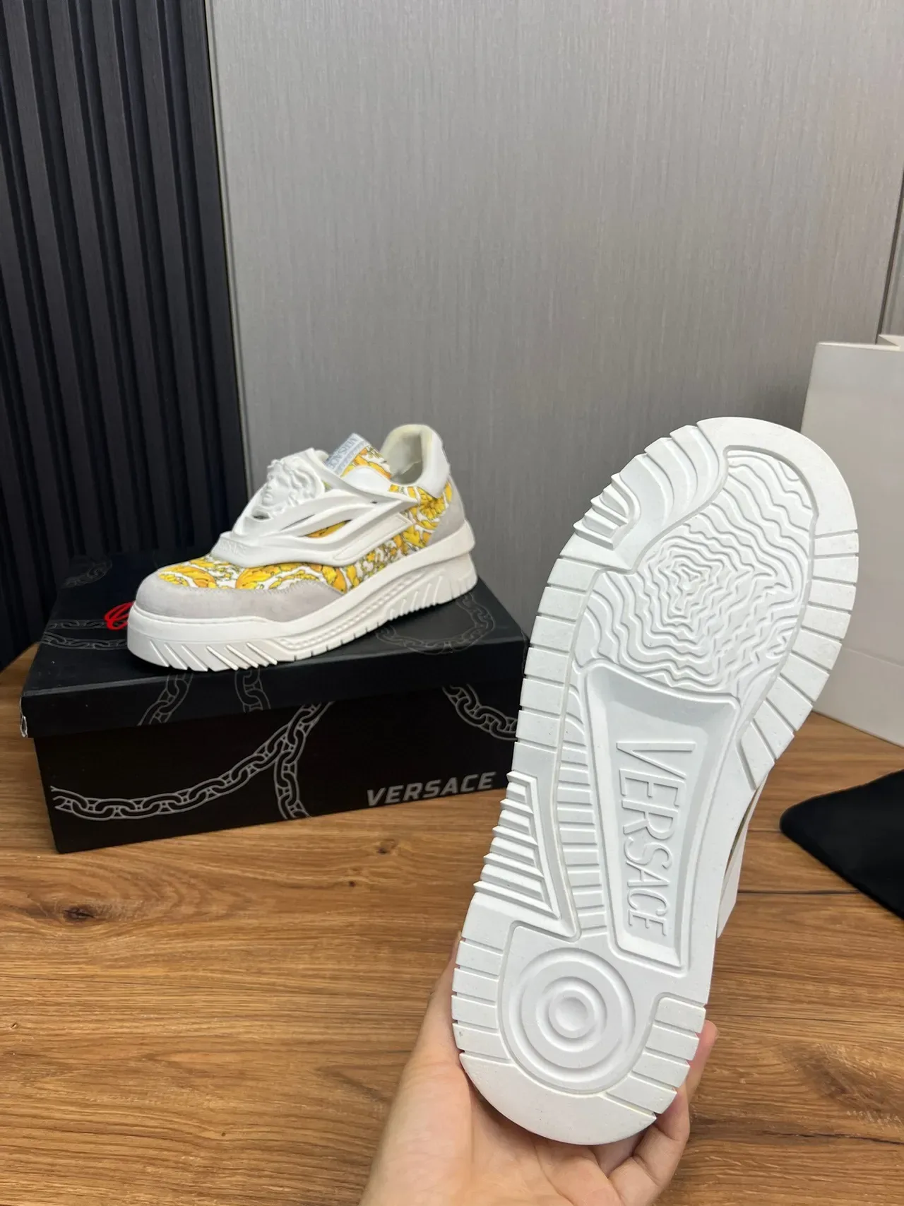 Versace Chain Reaction Tênis Chunky Amarelos com Estampa Baroque 9