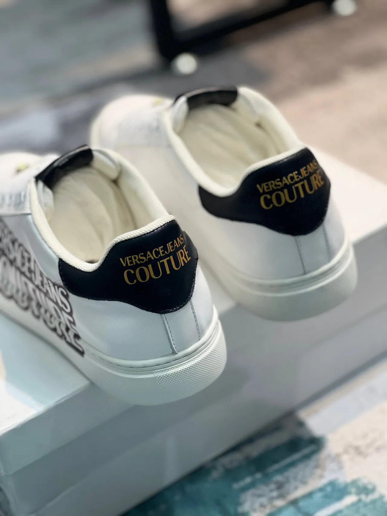 Versace Jeans Couture سنيكرز جلد أبيض بطباعة اللوجو أسلوب حياة 2