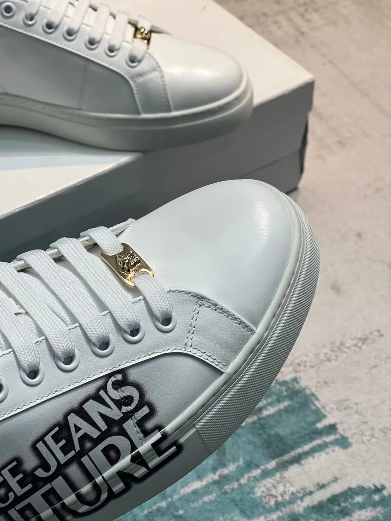 Versace Jeans Couture سنيكرز جلد أبيض بطباعة اللوجو أسلوب حياة 3