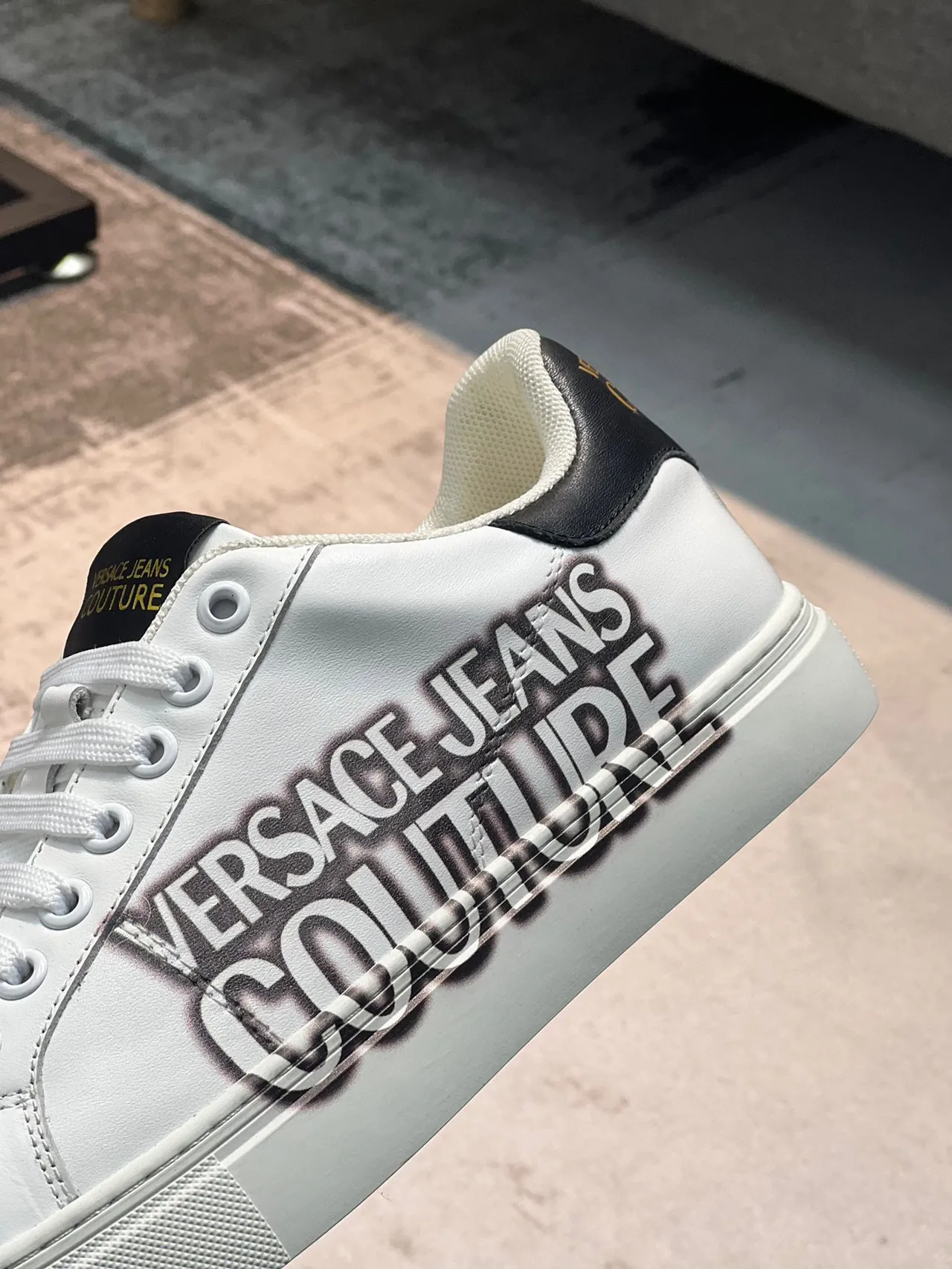 Versace Jeans Couture سنيكرز جلد أبيض بطباعة اللوجو أسلوب حياة 7