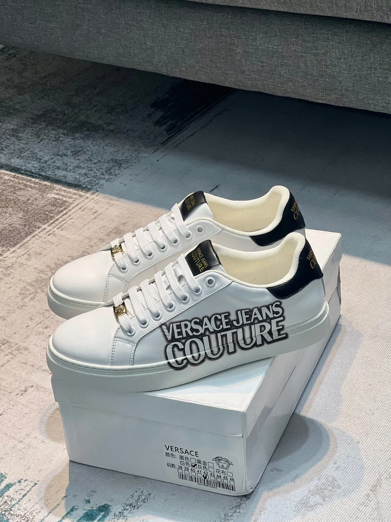 Versace Jeans Couture سنيكرز جلد أبيض بطباعة اللوجو أسلوب حياة 9