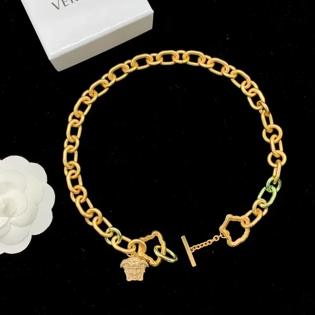 Versace Odissea Gold Green Chaîne chunky à maillons ovales pendentifs en forme de cœur Greca 8