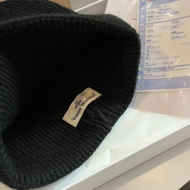 Vivienne Westwood Orb Bonnet Tricoté Côtelé Manchette Pliée Noir et Bleu 3