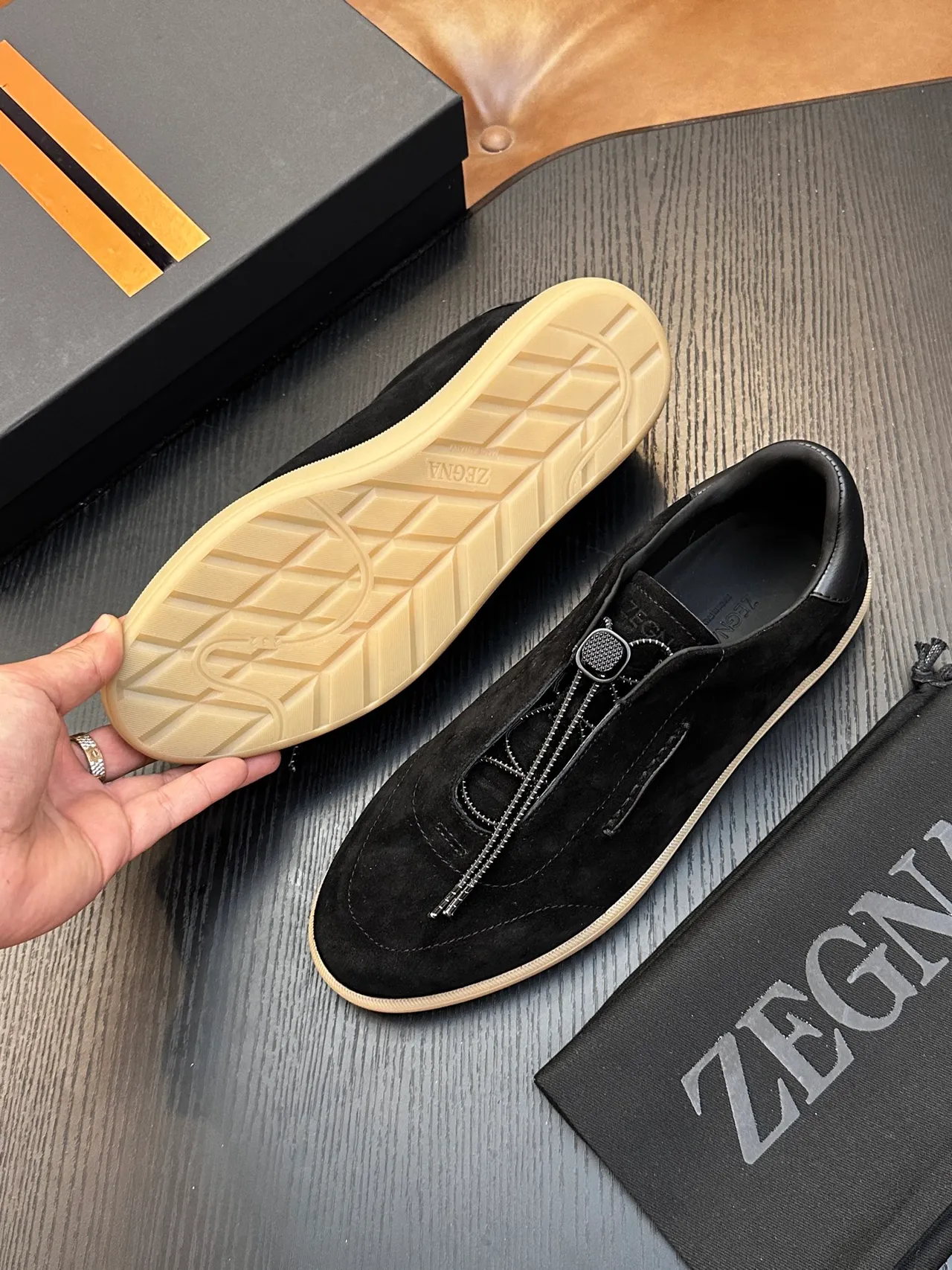 Zegna Chaussure Casual de Daim Noir à Fermeture Éclair Slip-On 2