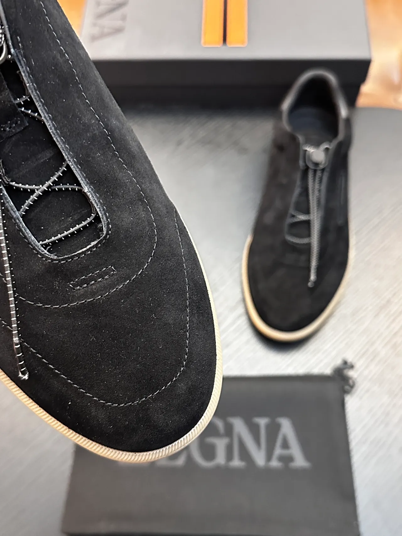 Zegna Chaussure Casual de Daim Noir à Fermeture Éclair Slip-On 4