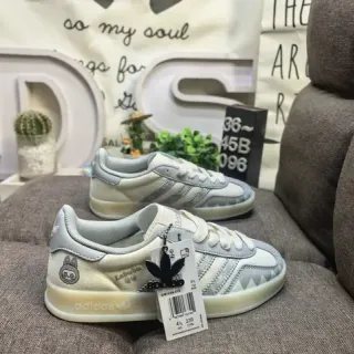 Adidas बेजी ग्रे लो-टॉप कैनवास अपर लाइफस्टाइल स्नीकर