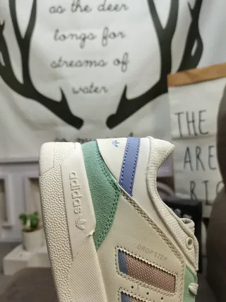 Adidas 米色绿低帮分层网面合成鞋面生活休闲鞋 3