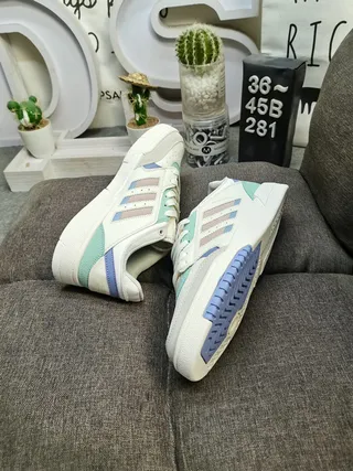 Adidas 米色绿低帮分层网面合成鞋面生活休闲鞋 6