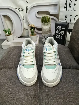 Adidas 米色绿低帮分层网面合成鞋面生活休闲鞋 10
