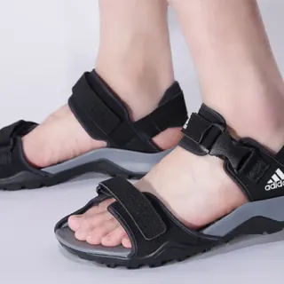 Adidas 黑色灰色 可调节魔术贴鞋带 粗糙踏步鞋底 休闲凉鞋