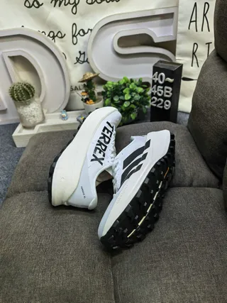 Adidas Zapatillas de running negro blanco bajo perfil silueta de carreras malla ingenieril superior 6