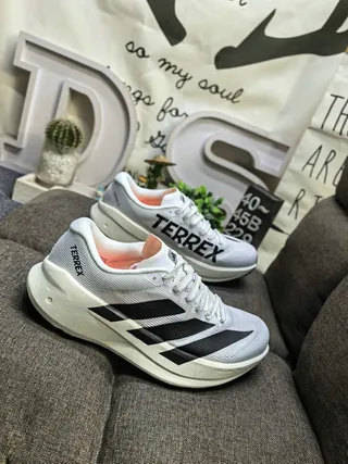 Adidas Zapatillas de running negro blanco bajo perfil silueta de carreras malla ingenieril superior 9