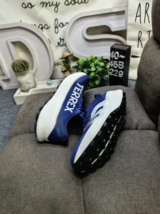 Adidas Zapatillas de running negro blanco bajo perfil silueta de carreras malla ingenieril superior 16