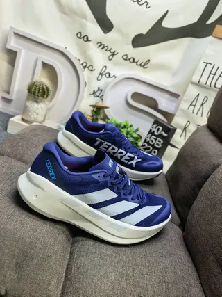 Adidas Zapatillas de running negro blanco bajo perfil silueta de carreras malla ingenieril superior 19