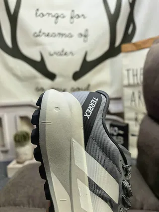 Adidas Zapatillas de running negro blanco bajo perfil silueta de carreras malla ingenieril superior 23