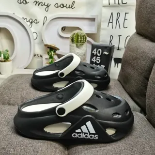 Adidas কালো সাদা মোল্ডেড ইভিএ অ্যাডজাস্টেবল স্ট্র্যাপ ক্লগ