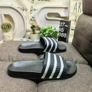 Adidas काले सफेद मोल्डेड रबर फुटबेड तीन-स्ट्राइप स्ट्रैप डिटेल स्लिपर्स