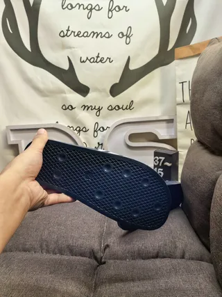 Adidas chinelos pretos e brancos com sola de borracha moldada detalhe de tira de três listras 3