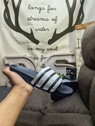 Adidas chinelos pretos e brancos com sola de borracha moldada detalhe de tira de três listras 4