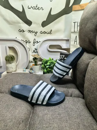 Adidas chinelos pretos e brancos com sola de borracha moldada detalhe de tira de três listras 5