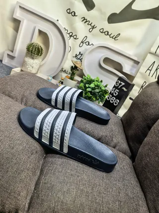 Adidas chinelos pretos e brancos com sola de borracha moldada detalhe de tira de três listras 6