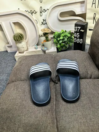 Adidas chinelos pretos e brancos com sola de borracha moldada detalhe de tira de três listras 7