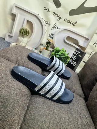 Adidas chinelos pretos e brancos com sola de borracha moldada detalhe de tira de três listras 8