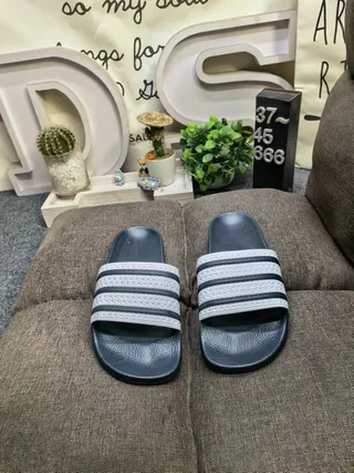Adidas chinelos pretos e brancos com sola de borracha moldada detalhe de tira de três listras 9