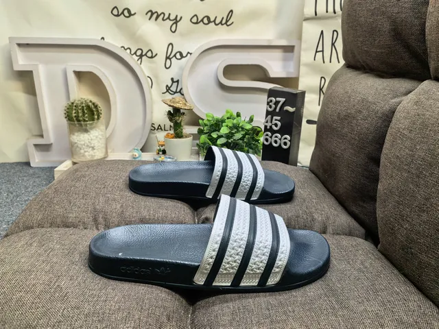 Adidas chinelos pretos e brancos com sola de borracha moldada detalhe de tira de três listras 10