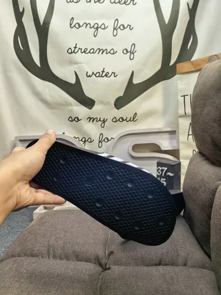 Adidas chinelos pretos e brancos com sola de borracha moldada detalhe de tira de três listras 12