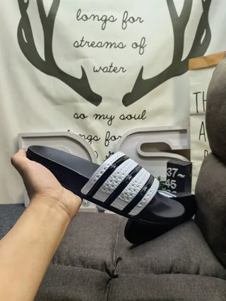Adidas chinelos pretos e brancos com sola de borracha moldada detalhe de tira de três listras 13