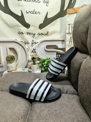 Adidas chinelos pretos e brancos com sola de borracha moldada detalhe de tira de três listras 14
