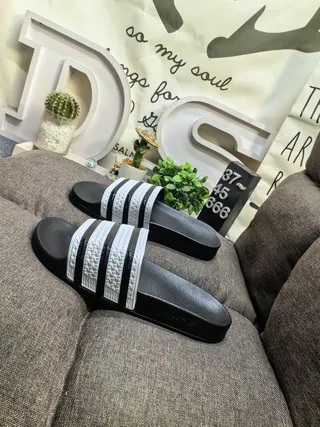 Adidas chinelos pretos e brancos com sola de borracha moldada detalhe de tira de três listras 15