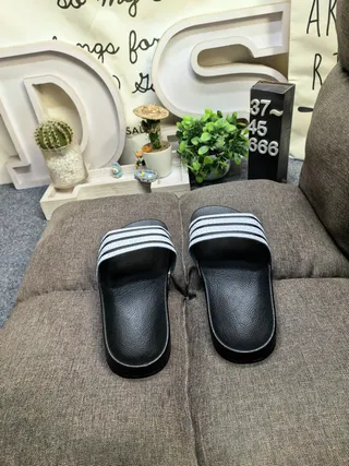 Adidas chinelos pretos e brancos com sola de borracha moldada detalhe de tira de três listras 16