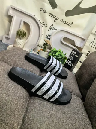 Adidas chinelos pretos e brancos com sola de borracha moldada detalhe de tira de três listras 17
